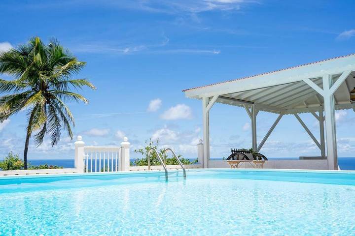 Location de vacances pour 6 personnes, avec vue sur l’océan ainsi que terrasse et jardin dans Marie-Galante - 2