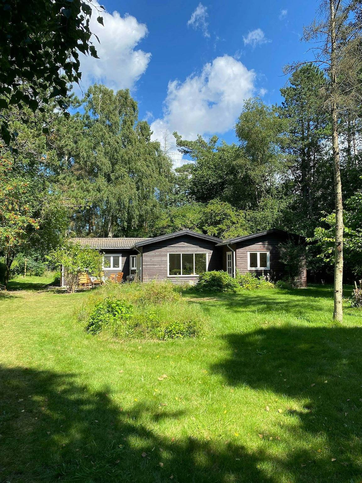 Lyst sommerhus på naturgrund nær Gudmindrup strand in Gudmindrup Lyng, Højby