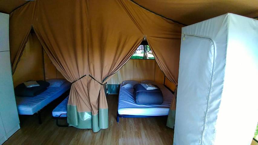 Camping pour 4 personnes, avec vue ainsi que jardin et piscine à Millau - 4