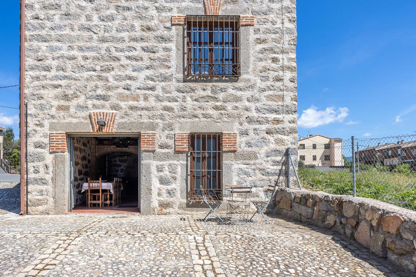 Landhaus 'La Bodega De Gredos' mit Bergblick in Navaluenga, Valle del Alberche