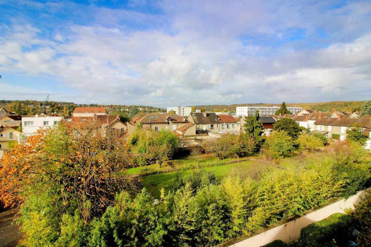 Appartement entier, One-Bedroom Apartment in Champagne-sur-Seine, Seine-et-Marne