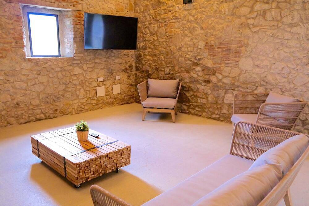 Magnificent castle on a mountain with private pool and scenic nature in Santa Coloma de Farners, Province de Gérone