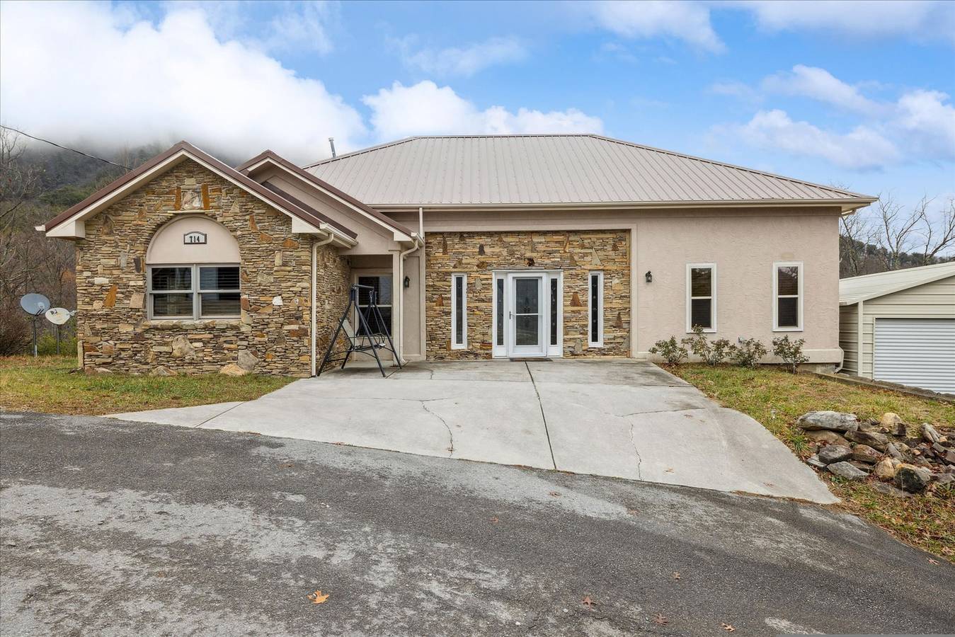 Spectacular home w/ Hot Tub, Fireplace, Jacuzzi  in Sevier County