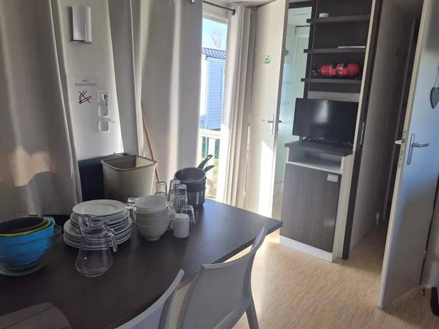Aux 4 vues - Mobilhome 2 personnes - Mobil Home Aqua 1ch 2pers Terrasse Semi-Couverte Clim Tv in Saint-Papoul, Région de Carcassonne