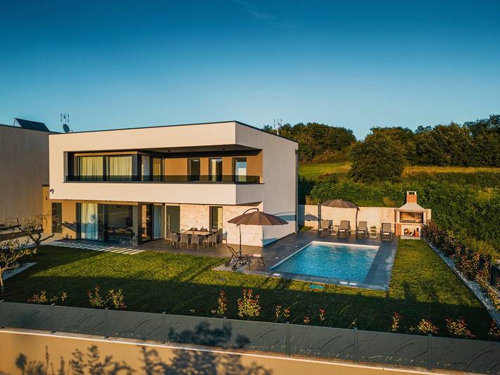 Ferienhaus für 8 Personen, mit Balkon/Terrasse und Garten sowie Pool und Sauna in Kastelir