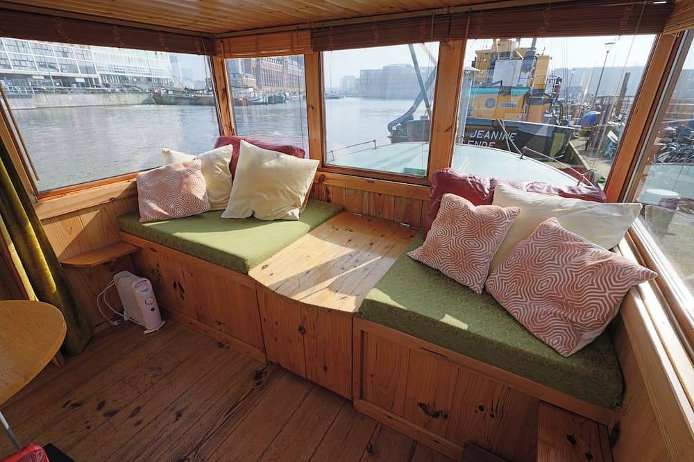 Cozy and romantic apartment in captain's steering cabin in Amsterdam West, Dutch Coast
