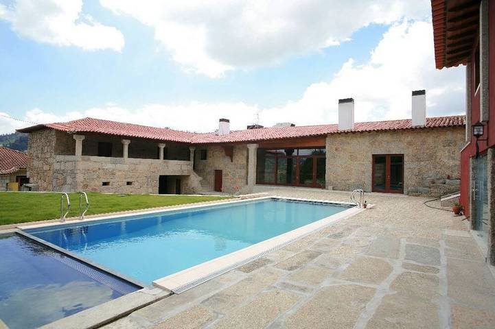 Gîte pour 13 personnes, avec Balcon et Jacuzzi ainsi que Jardin et Piscine à Braga
