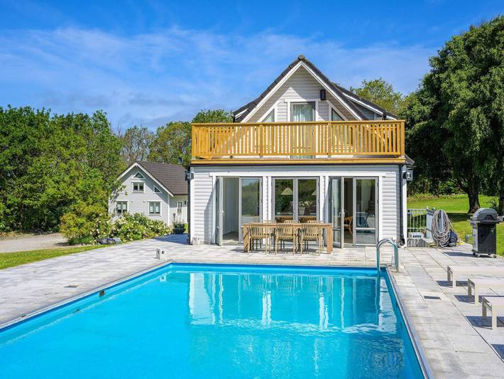 Vacation rental for 12 people, with pool and terrace as well as yard and sauna, with pets in Skane