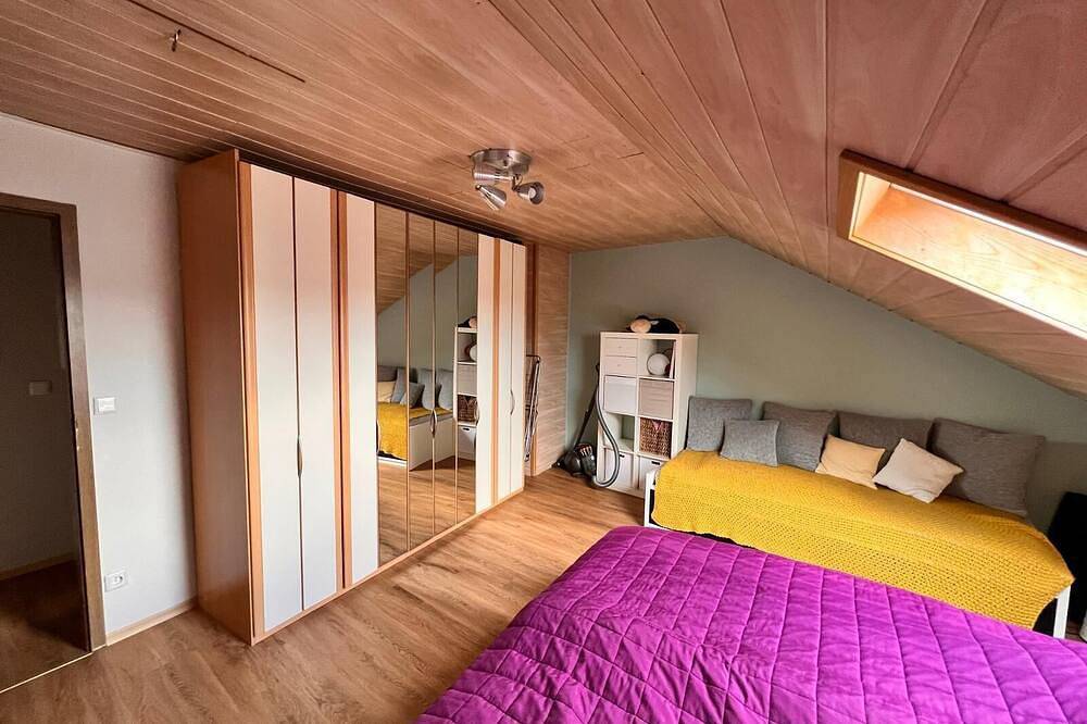 Ganze Wohnung, Wunderschöne Ferienwohnung mit Dachterasse und Bergblick in Furth im Wald, Ostbayern