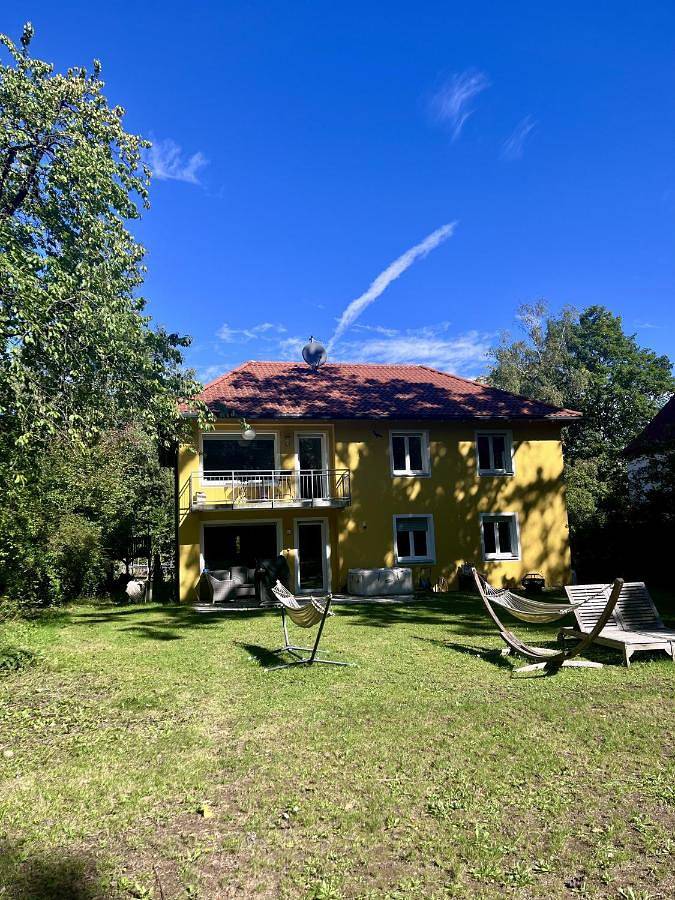 Ferienwohnung für 8 Personen, mit Whirlpool und Garten, kinderfreundlich in München