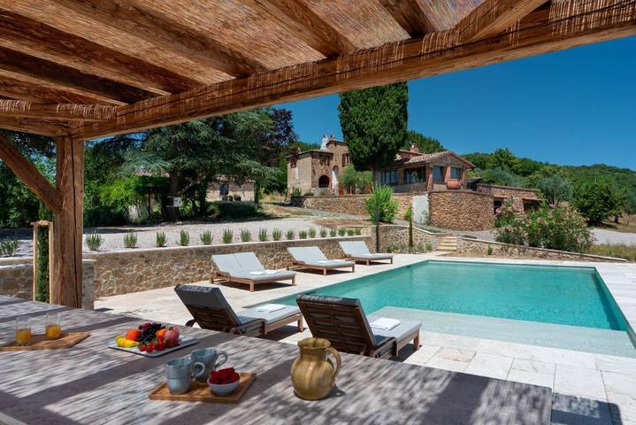 Ferienhaus für 20 Personen, mit Balkon und Terrasse sowie Garten und Pool in Petroio