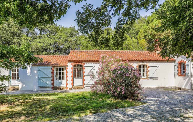 Gîte pour 8 personnes, avec jardin et terrasse à La Boissière-des-Landes