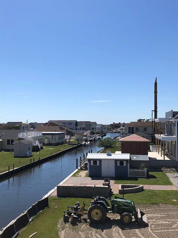 New 5 bedroom & 6 bathroom waterfront home on canal with pool close to beach! in Fenwick Island, Sussex County (Delaware)