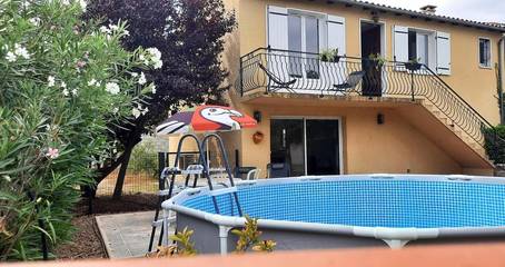 Gîte pour 4 personnes, avec vue ainsi que piscine et jardin à Cournonterral