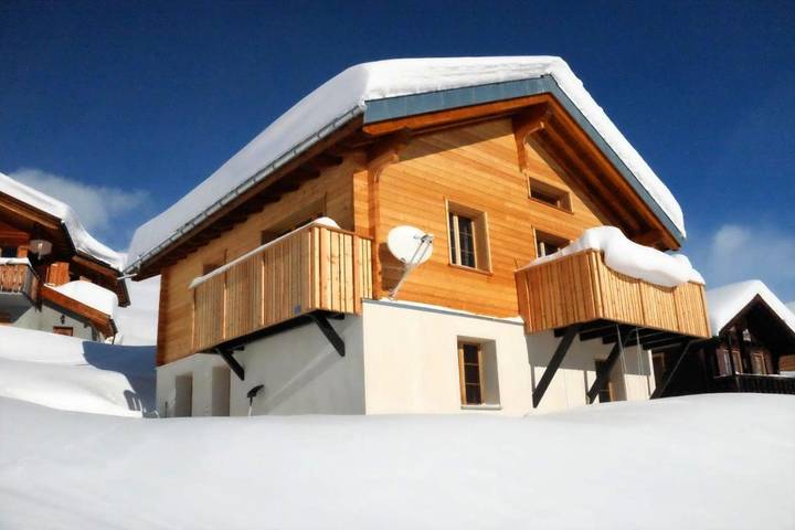 Chalet voor 8 personen, with sauna and uitzicht as well as terras in Naters