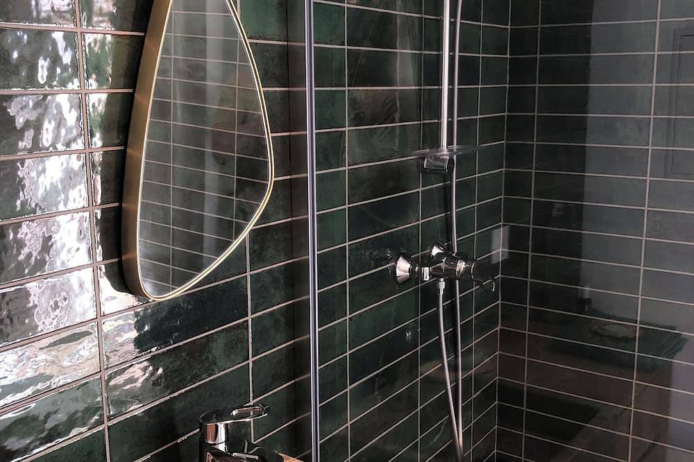 Entire apartment, Peaceful haven in the heart of the Sainte Beaume massif, swimming pool. Beach, Marseille 20 km. in Cuges-les-Pins, Marseille region