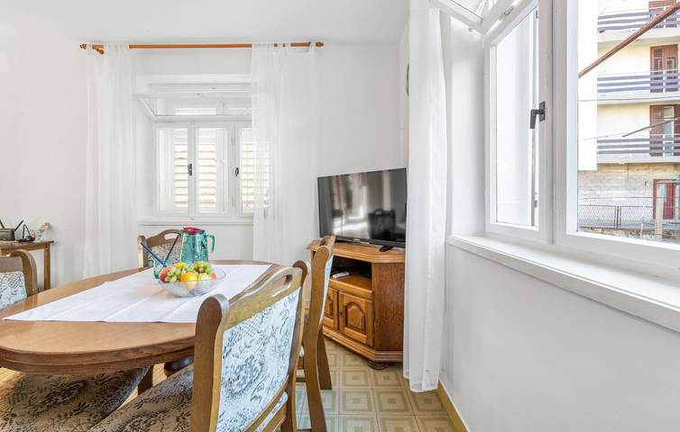 Gemütliche 1-Zimmer-Wohnung mit Terrasse in der Nähe des Flusses Krka in Raslina, Šibenik-Knin