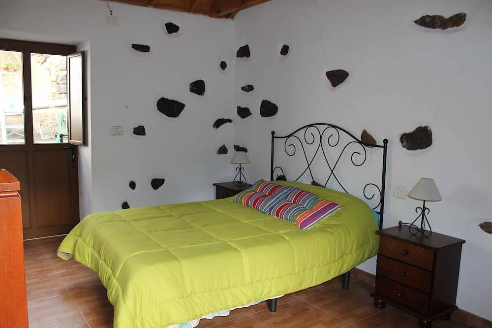 Ideal couples house with beautiful views of the town, excellent for walkers. in Vallehermoso, La Gomera