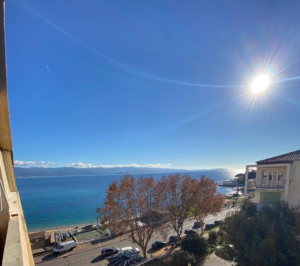 Appartement entier, Ajaccio magnifique T2 40m2 centre ville vue mer au bord de la plage neuf 5 personnes Clim wifi balcon parking privé fermé in Ajaccio, Golfe D'Ajaccio