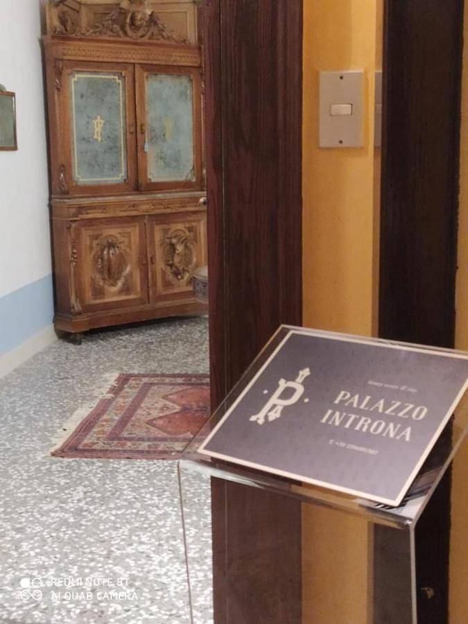 Palazzo Introna in Mola di Bari, Provincia di Bari