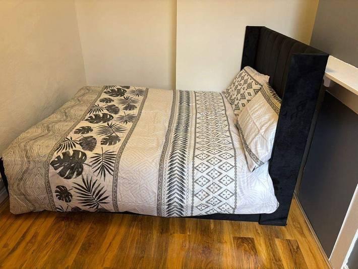 1-Guest Charm Home w/Street Parking & WiFi & Party in Leicester, Heart of England