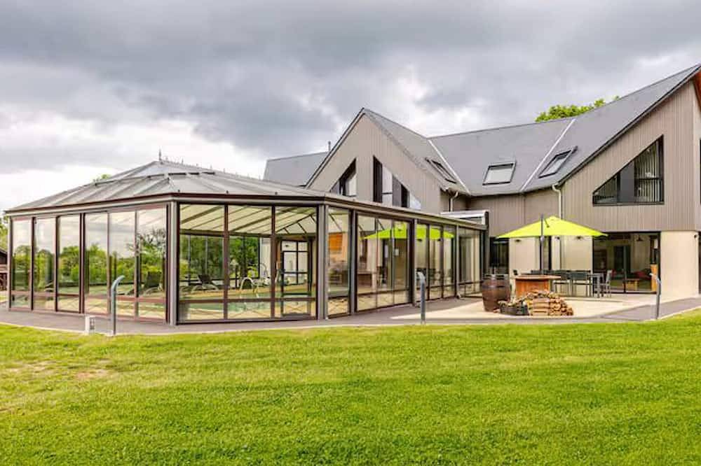 Maison d'architecte avec piscine chauffée et parc sécurisé in Soulitré, Sarthe