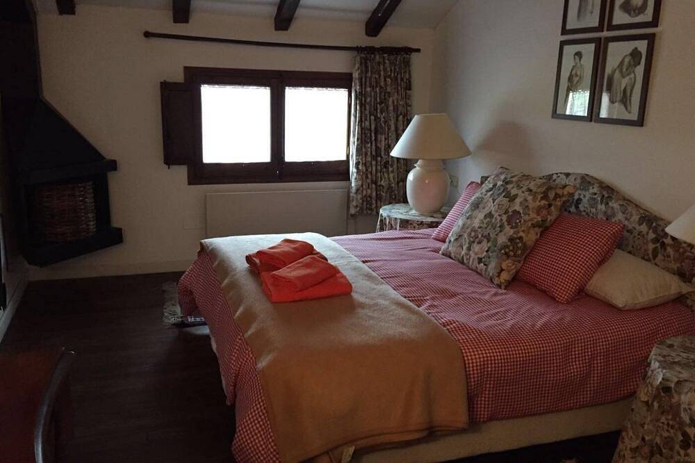 Entire apartment, Duplex 3 Bed Rustic Style, Fireplace, Terrace & Cadí Views in Guils de Cerdanya, Cerdanya