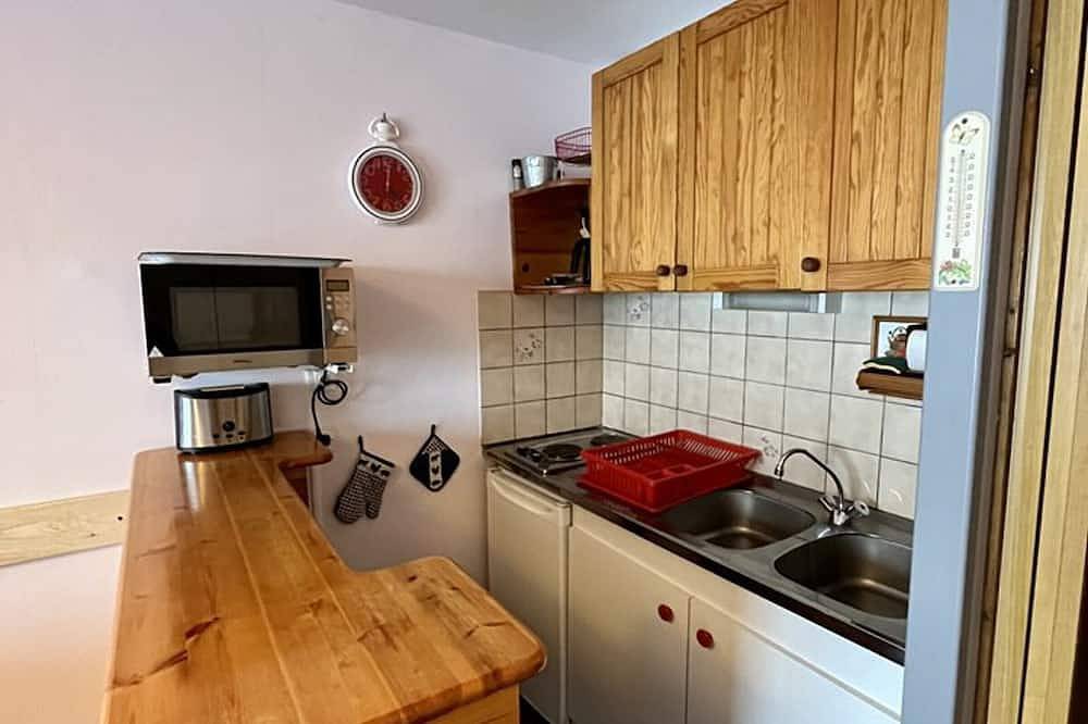 Entire apartment, Cozy Studio with South-Facing Terrace, Close to Amenities, Ski Lifts, and Skating Rink in Le Lioran, Laveissière