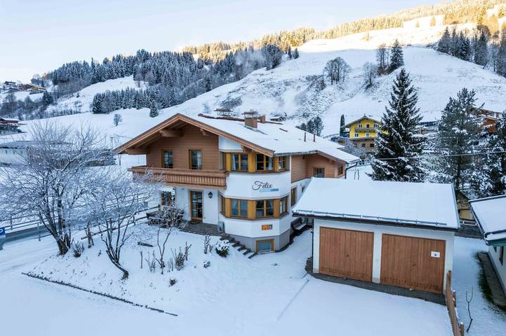Ferienhaus für 25 Personen, mit Balkon und Terrasse sowie Garten in Saalbach