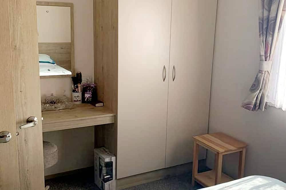 Beautiful caravan located opposite Greatstones stunning beach in Kent