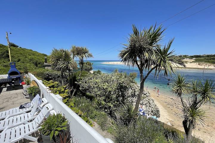 Vacation rental for 8 people, with yard and hot tub in Southern England