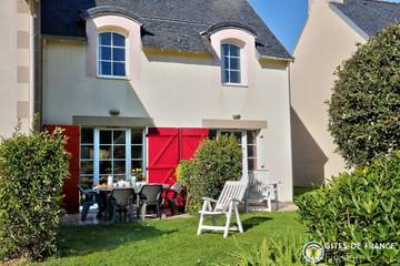 Gîte pour 5 personnes, avec piscine ainsi que terrasse et jardin dans Plage de Grève Blanche (Guilvinec)