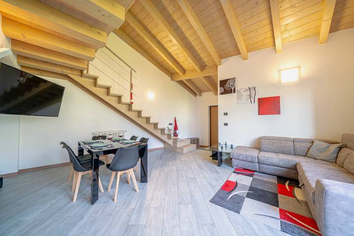 Appartamento intero, Orizzonte Verde - Modern Suite con giardino, idromassaggio e vista Valtellina in Mantello (Italia), Alpi del Bernina