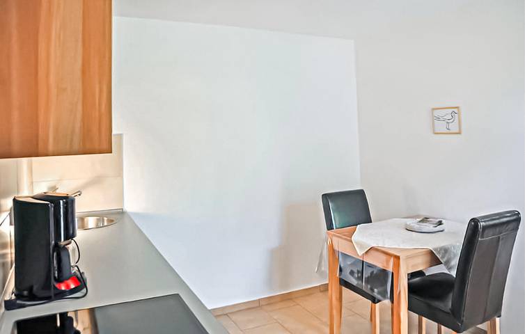 Ganze Ferienwohnung, Gemütliche Wohnung mit Terrasse, Parkplatz, TV, WLAN - Nähe Stadtzentrum & See in Grünow, Mecklenburg-Strelitz