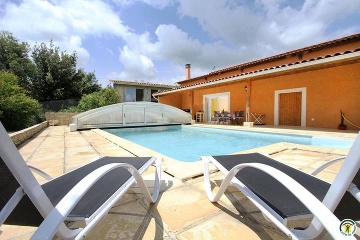 Gîte pour 4 personnes, avec piscine ainsi que jardin et terrasse, animaux acceptés à Parnans
