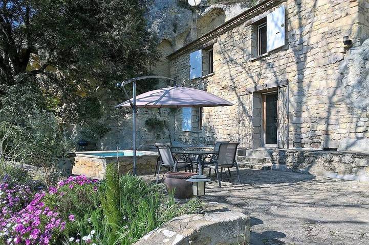 Location de vacances pour 6 personnes, avec Jacuzzi ainsi que Terrasse et Jardin à Istres