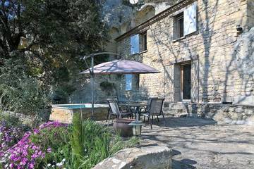 Location de vacances pour 6 personnes, avec jardin ainsi que jacuzzi et terrasse à Istres