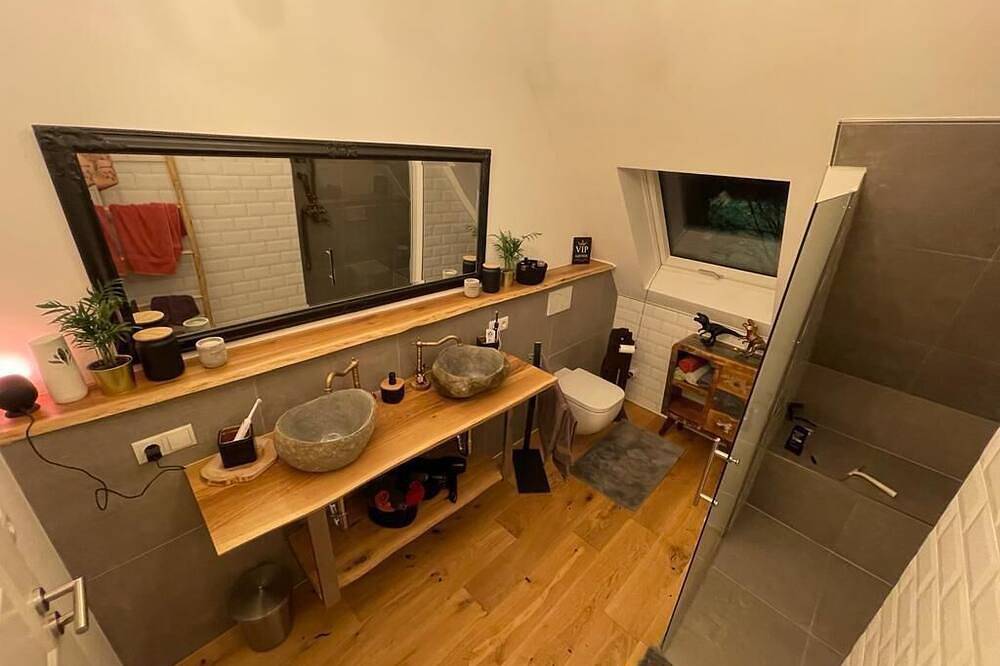Ganze Wohnung, Wohnen wie im Schloss im Alten Bahnhof (max. 7 Gäste) - Preise können abweichen! in Kruft, Osteifel