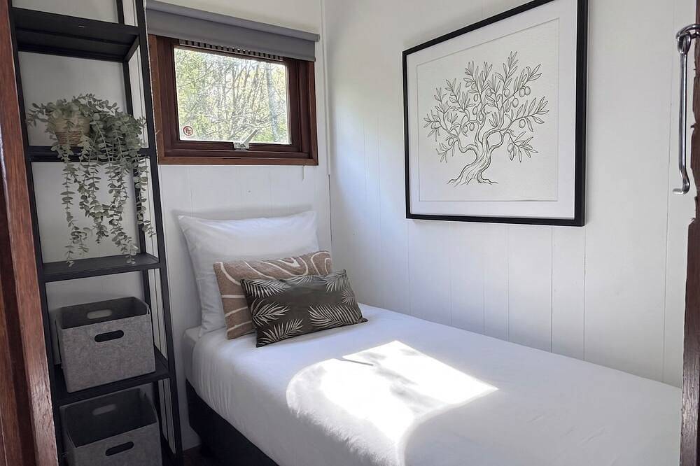 Évadez-vous dans cette cabane chaleureuse en pleine nature, un refuge rural parfait pour jusqu’à 6 personnes, avec 2 chambres, une cuisine entièrement équipée, un Wi-Fi rapide, la climatisation et un grand jardin privé avec parking gratuit. in Tilbourg, Brabant-Septentrional