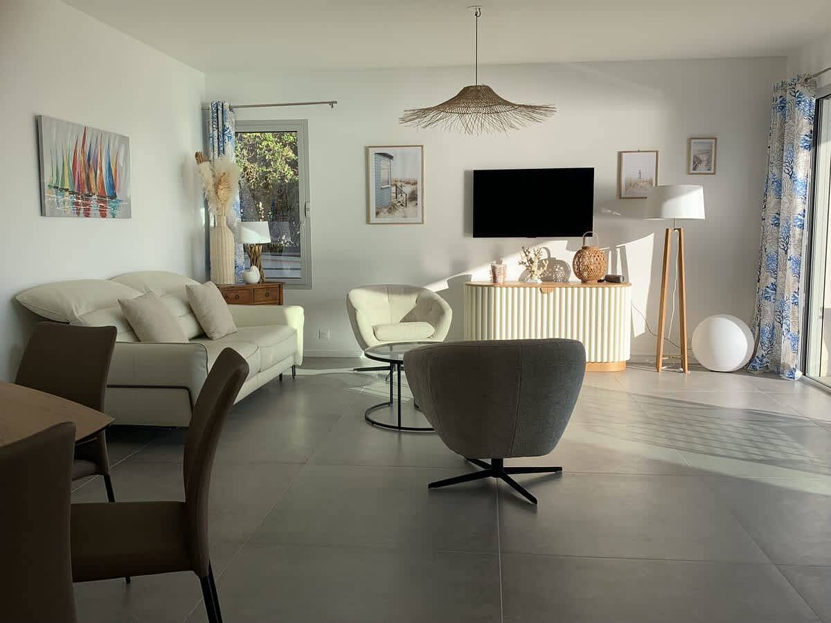 Entire apartment, Panoramic sea view/Swimming pool/Close to beach and town centre in Les Issambres, Roquebrune-sur-Argens