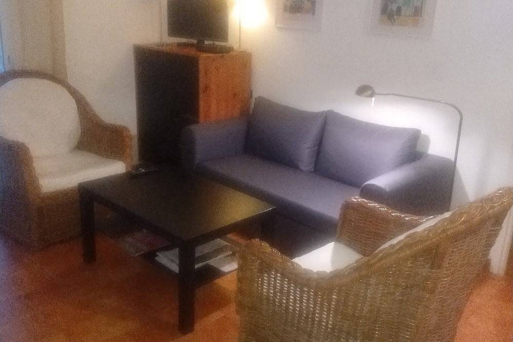 Apartamento entero, Apartamento con terraza y vistas al mar, pueblo y montañas. in Calella, Costa del Maresme