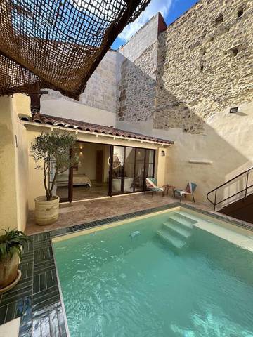 Gîte pour 2 personnes, avec terrasse et piscine à Vallabrègues