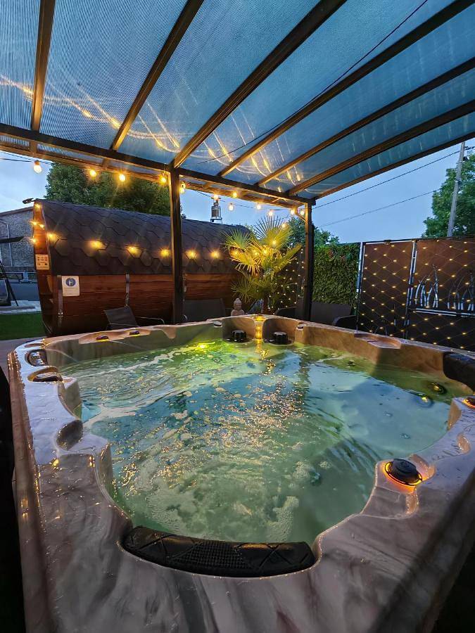 Gîte pour 24 personnes, avec balcon ainsi que sauna et jacuzzi à Saint-Jean-Lachalm