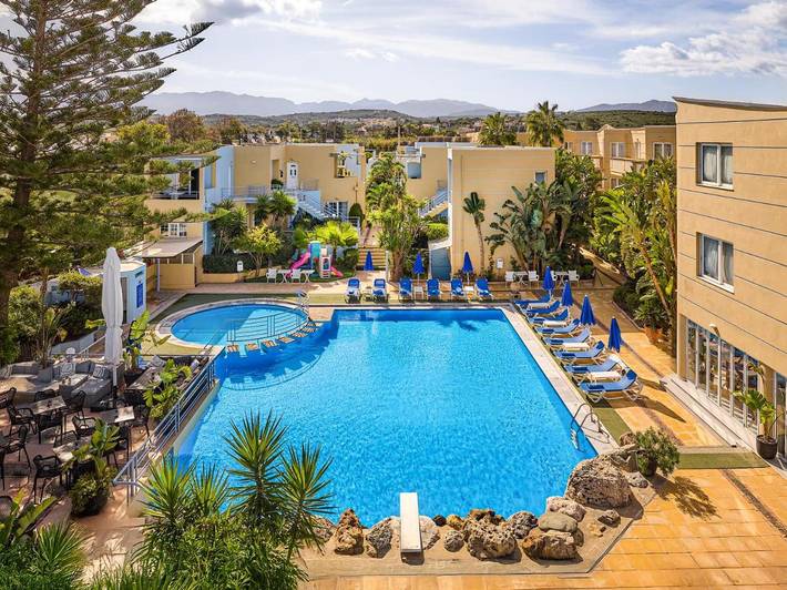 Apartahotel para 4 personas, con jardín además de piscina y vistas en Creta