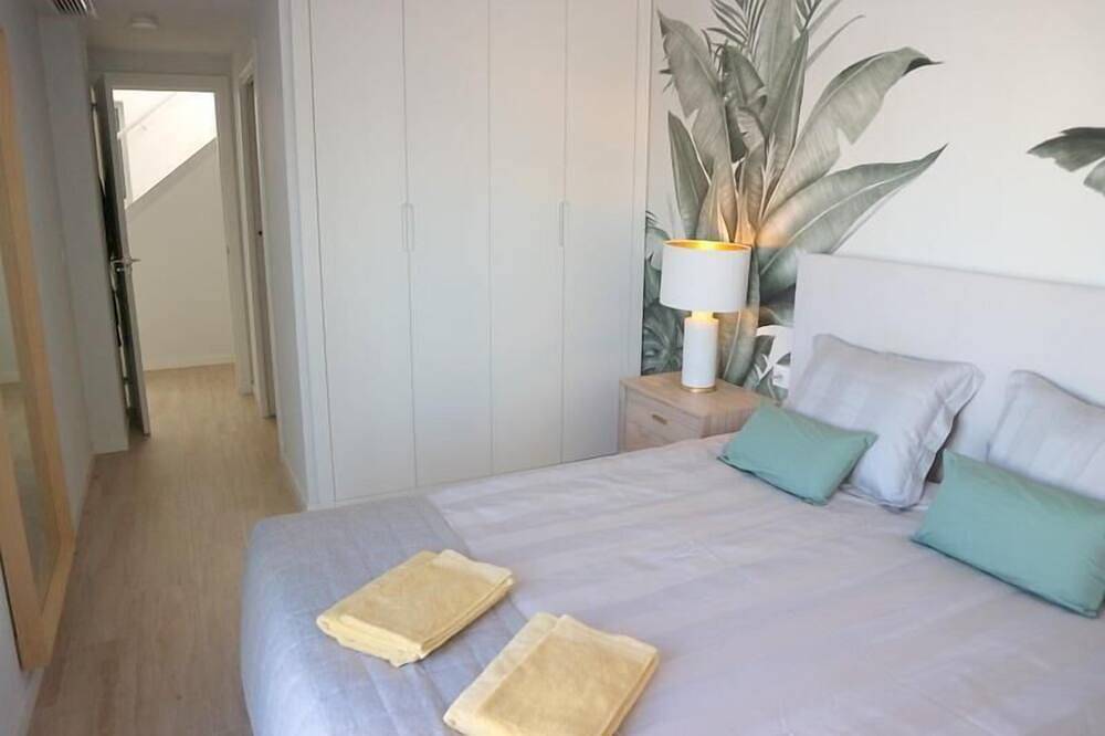 Penthouse with large terrace, Wifi, A/C, garage, swimming pool, gym. Walking distance to beach and centre. in Montgo, Dénia