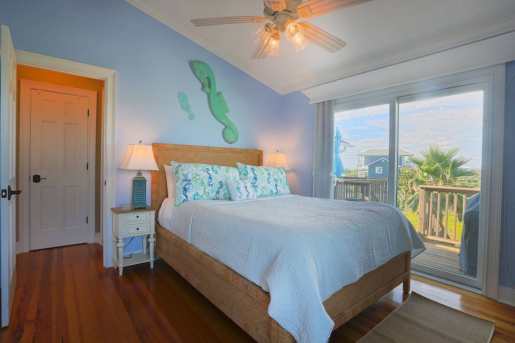 Spacious Home, Steps to the Beach w/ Marsh Views in Vilano Beach, St. Johns County