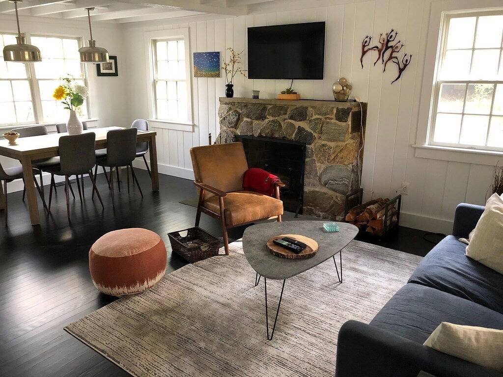 Newly Renovated 3 Bedroom Cottage by Best Bay Beach in Noyack, Hamptons