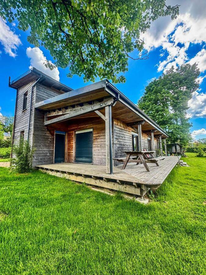 Gîte pour 8 personnes, avec Balcon et Terrasse ainsi que Jardin et Vue sur le lac à Saint-Brisson