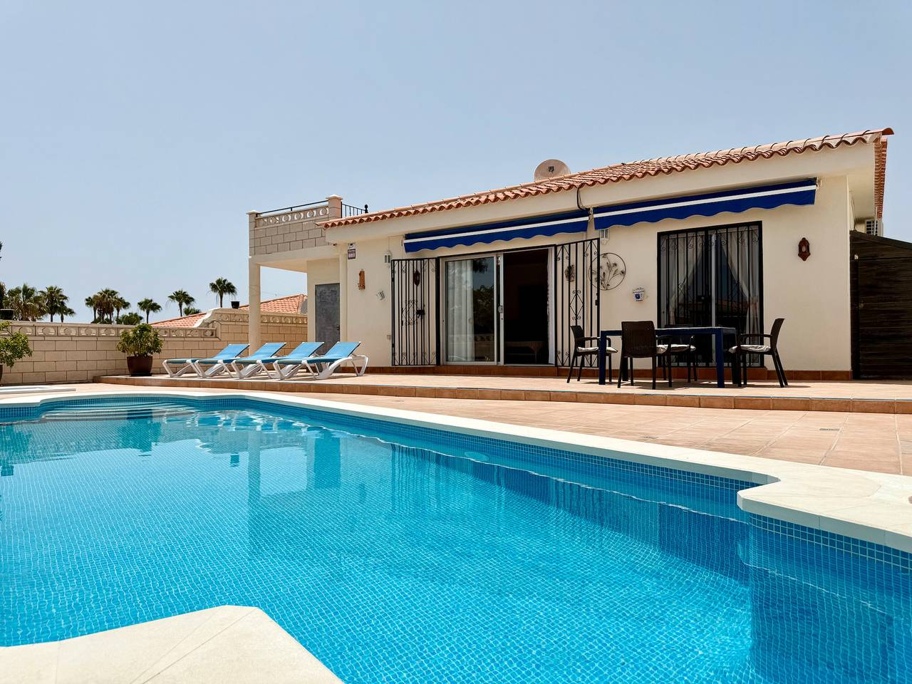 Huisdiervriendelijke Villa Azul dichtbij het strand met zwembad, tuin, airco en Wi-Fi in Sueno Azul, Adeje