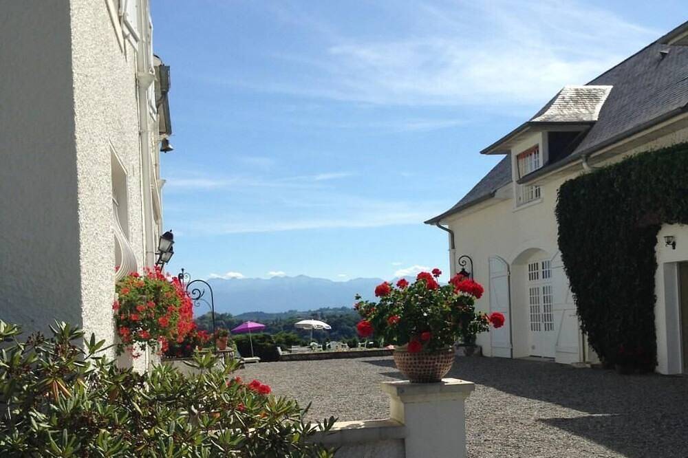 Le Chai-Casa-Familiar-Baño privado externo-Vista a la Piscina in Jurançon, Béarn